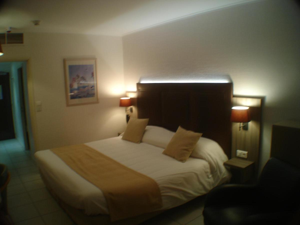 Logis Hotel & Restaurant Le Fleurance Buitenkant foto