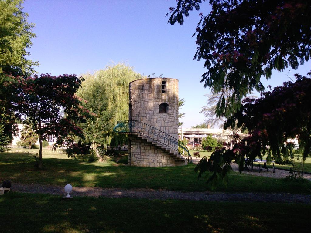 Logis Hotel & Restaurant Le Fleurance Buitenkant foto