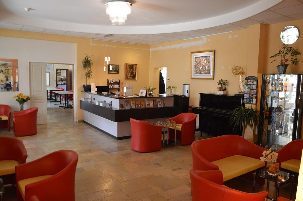 Logis Hotel & Restaurant Le Fleurance Buitenkant foto