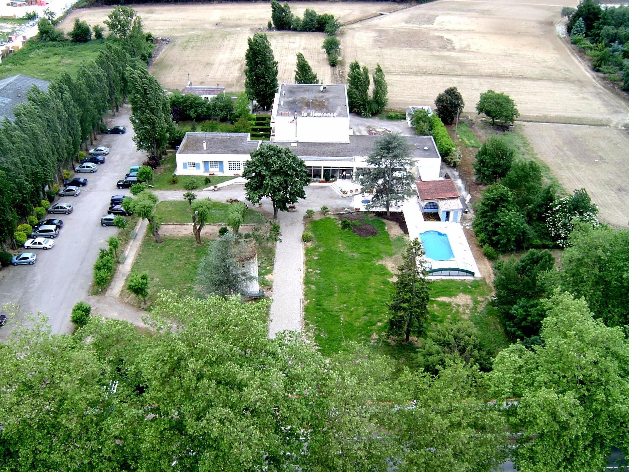 Logis Hotel & Restaurant Le Fleurance Buitenkant foto